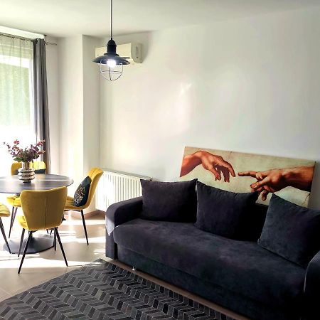 Caraway Apartment Oradea Bagian luar foto