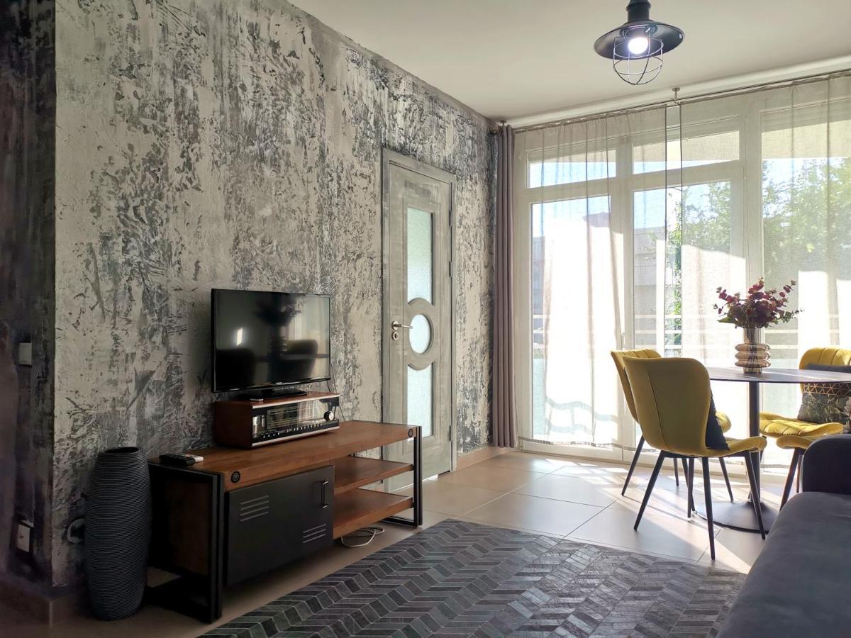 Caraway Apartment Oradea Bagian luar foto