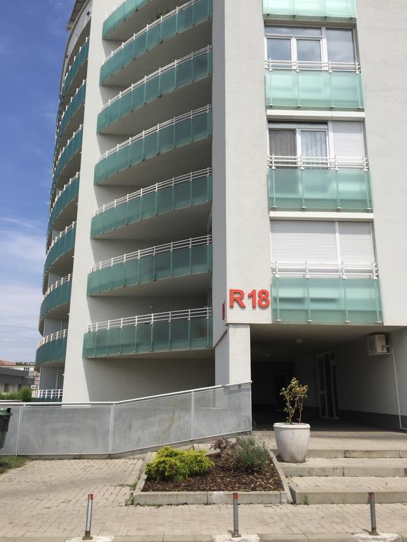 Caraway Apartment Oradea Bagian luar foto
